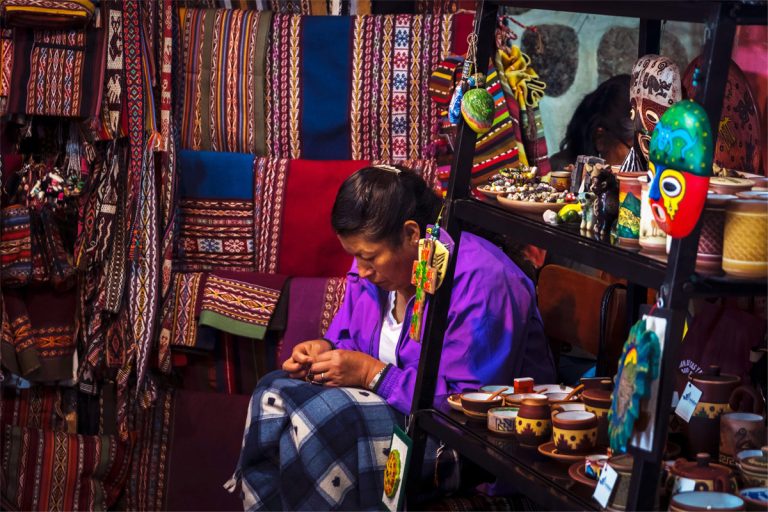 «El Abrazo Imposible» que busca visibilizar a los artesanos peruanos