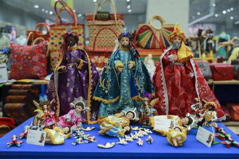 Artesanos peruanos emprendedores llegan al Jockey Plaza en una feria navideña